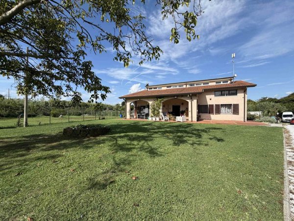 casa indipendente in vendita a Carrara in zona Avenza