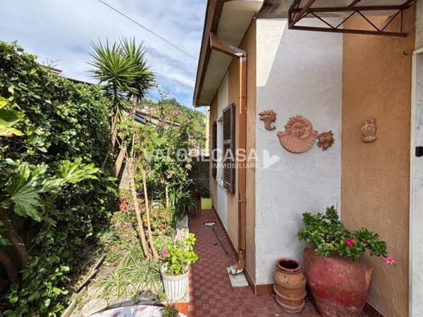 casa indipendente in vendita a Carrara in zona Sorgnano