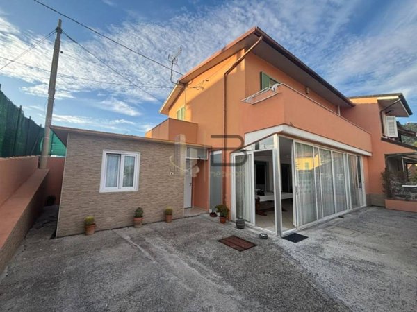 casa indipendente in vendita a Carrara in zona Fossone
