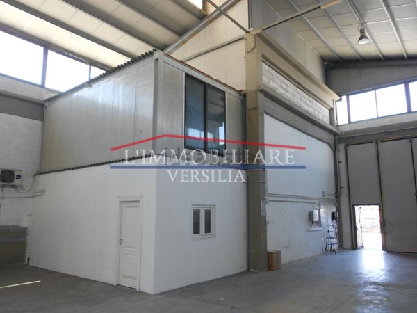 capannone in vendita a Carrara