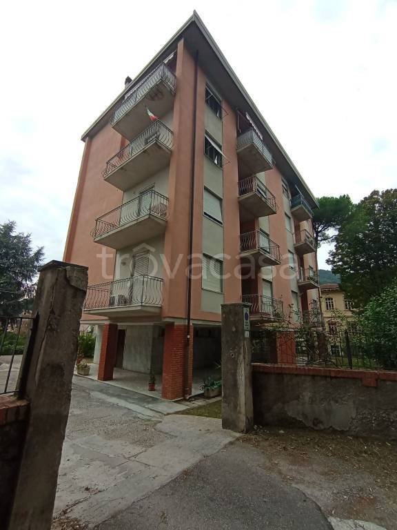 appartamento in vendita a Carrara in zona Fossola