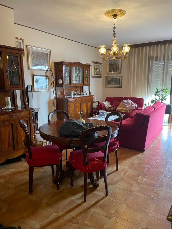 appartamento in vendita a Carrara in zona Marina di Carrara