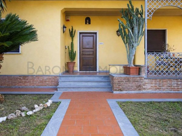 casa indipendente in vendita a Carrara in zona Avenza