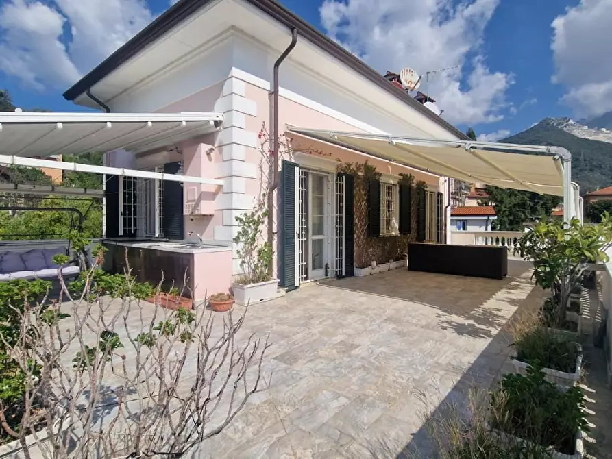 casa indipendente in vendita a Carrara