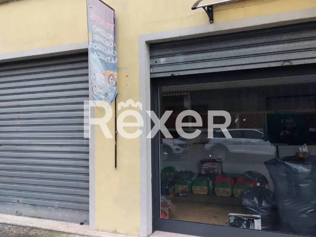 locale commerciale in vendita a Carrara in zona Avenza