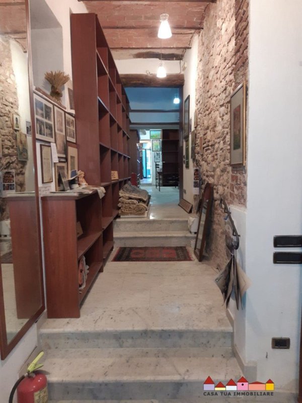 locale commerciale in vendita a Carrara in zona Centro Città