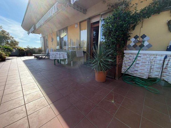 appartamento in vendita a Carrara in zona Marina di Carrara