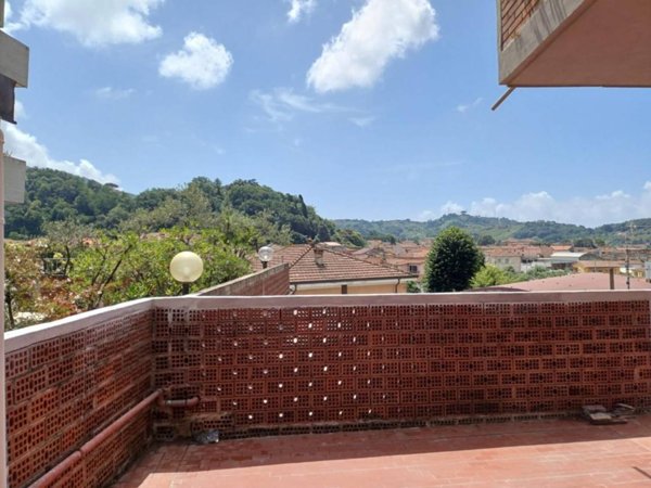 appartamento in vendita a Carrara in zona Fossola