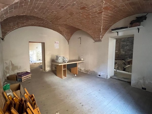 locale di sgombero in vendita a Carrara in zona Avenza