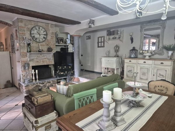 casa indipendente in vendita a Carrara in zona Fossola