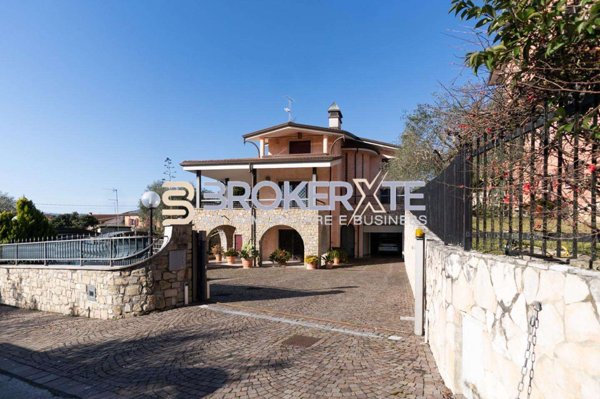 casa indipendente in vendita a Carrara in zona Fossone