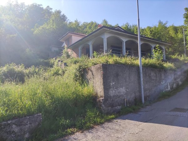 casa indipendente in vendita a Carrara in zona Fontia
