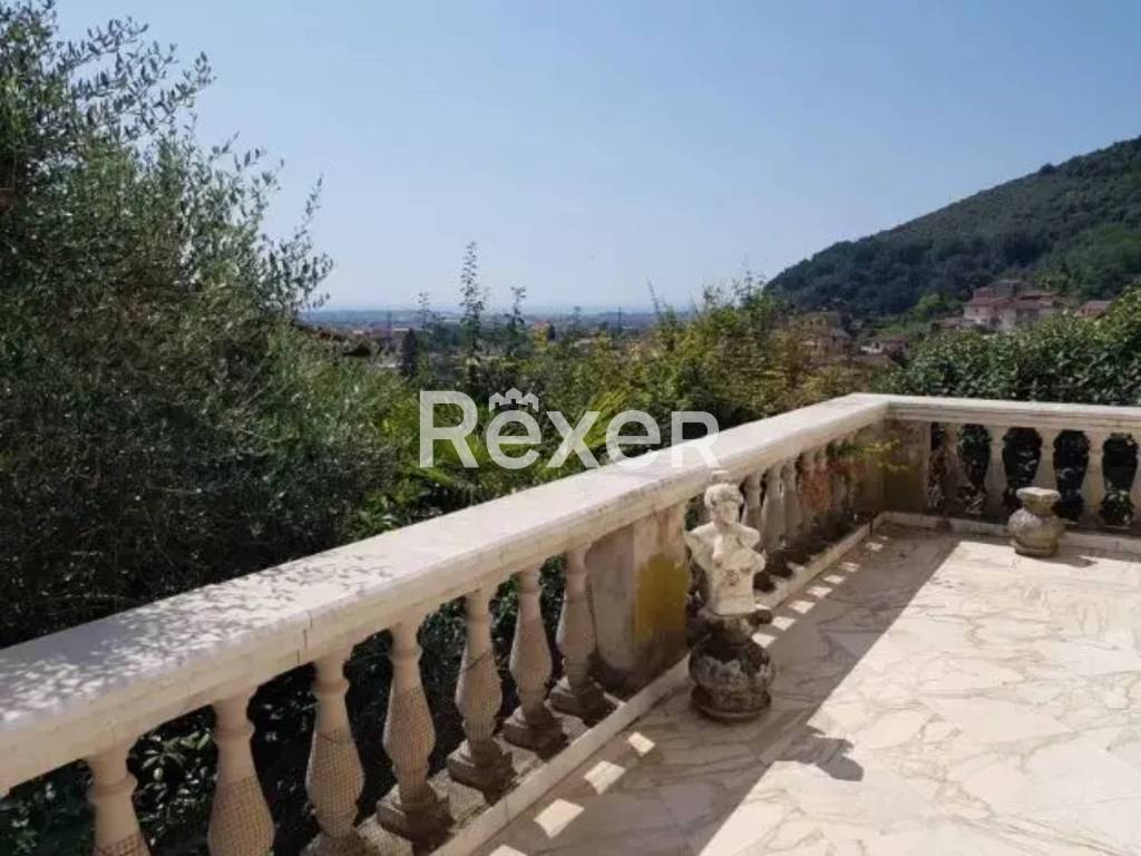 casa indipendente in vendita a Carrara in zona Fossola