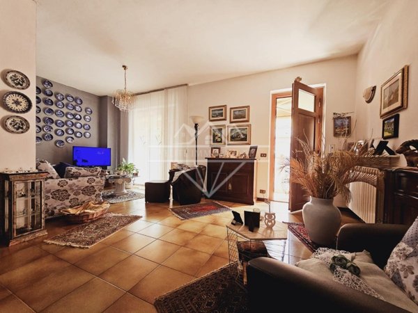 casa indipendente in vendita a Carrara in zona Avenza
