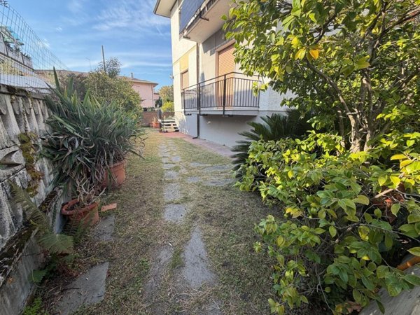 casa indipendente in vendita a Carrara in zona Marina di Carrara