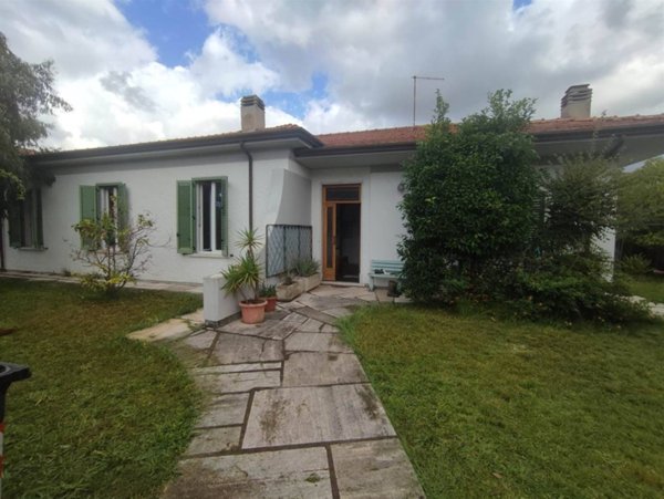 casa indipendente in vendita a Carrara in zona Marina di Carrara