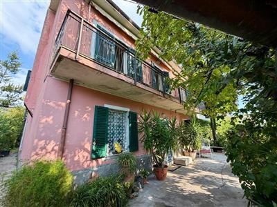 casa indipendente in vendita a Carrara in zona Marasio