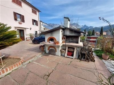 casa indipendente in vendita a Carrara in zona Fossola