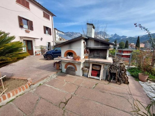 casa indipendente in vendita a Carrara in zona Stabbio