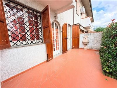 casa indipendente in vendita a Carrara