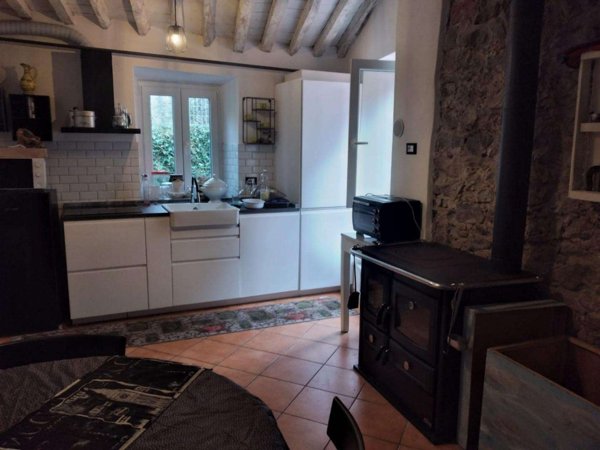 intera palazzina in vendita a Carrara in zona Castelpoggio