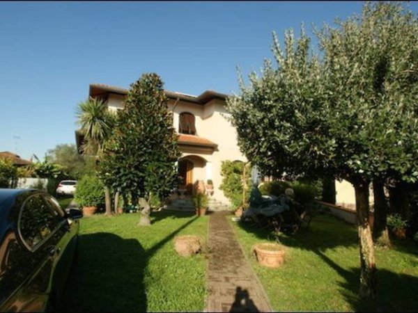 casa indipendente in vendita a Carrara in zona Fossone