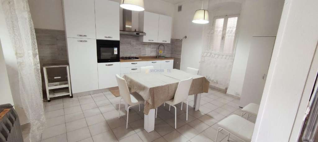 casa indipendente in vendita a Carrara in zona Avenza