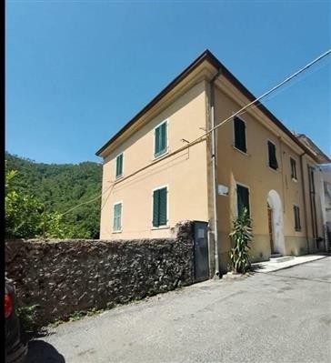 casa indipendente in vendita a Carrara in zona Gragnana