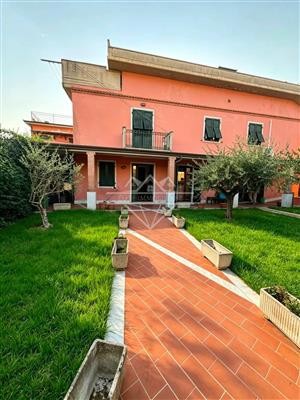 casa indipendente in vendita a Carrara in zona Fossola