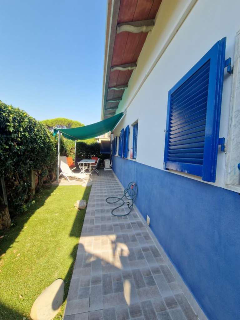 casa indipendente in vendita a Carrara in zona Marina di Carrara