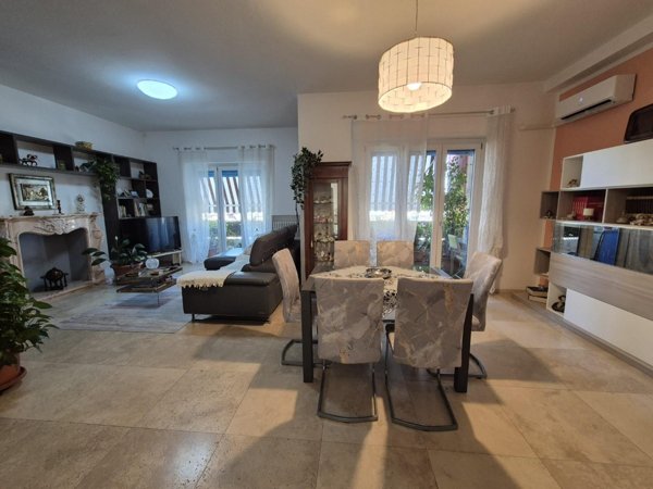 appartamento in vendita a Carrara in zona Avenza