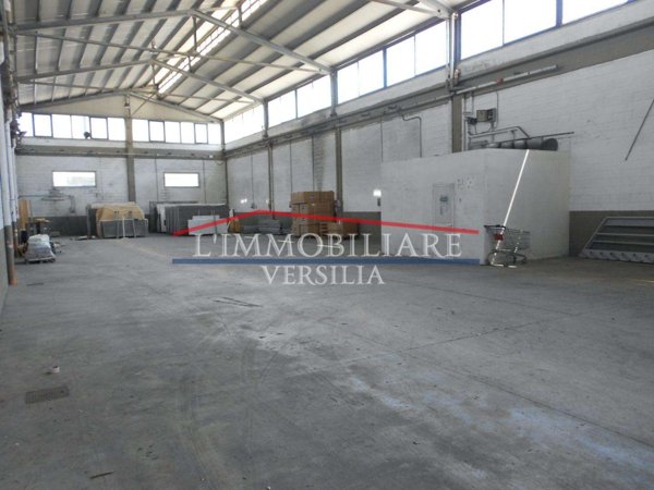 capannone in vendita a Carrara in zona Avenza