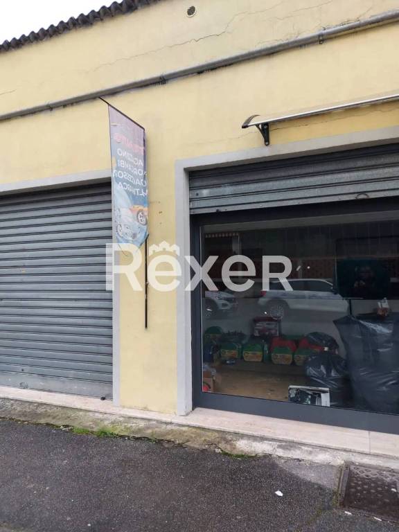 locale commerciale in vendita a Carrara in zona Avenza
