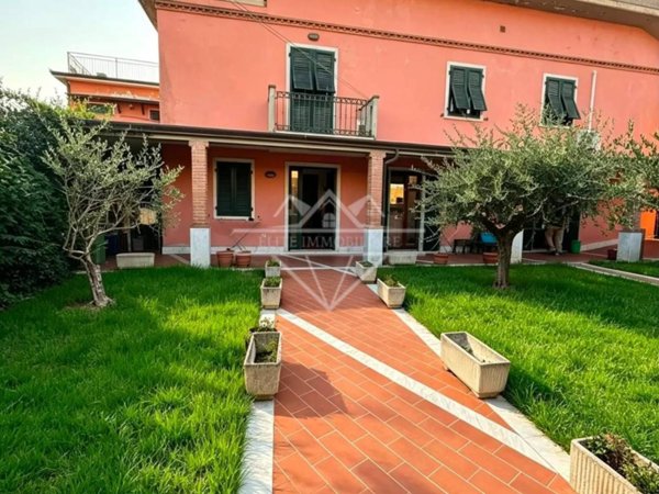 casa indipendente in vendita a Carrara in zona Fossola