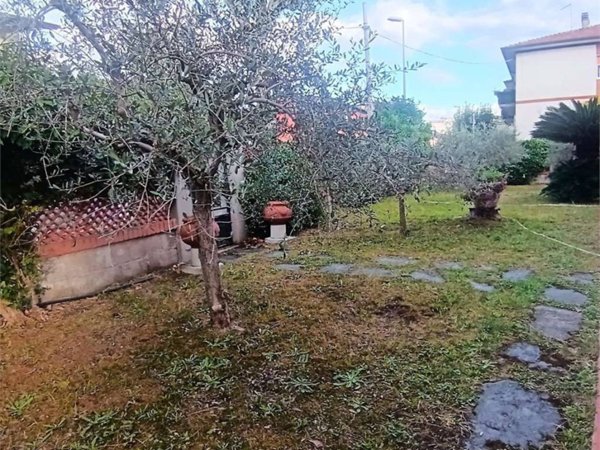 casa indipendente in vendita a Carrara in zona Marina di Carrara