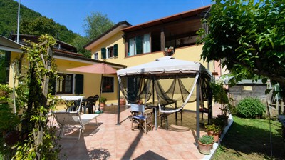 casa indipendente in vendita a Carrara in zona Miseglia
