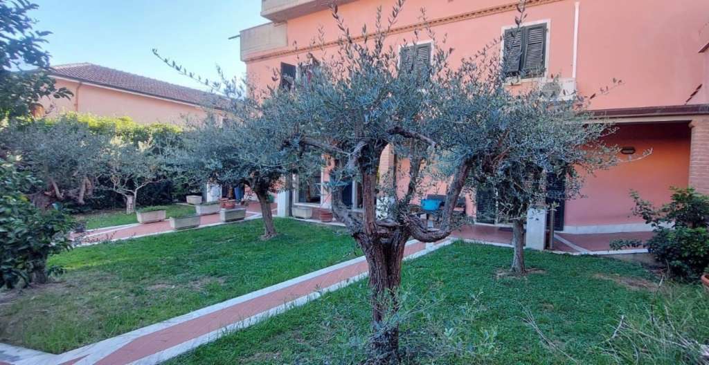 casa indipendente in vendita a Carrara in zona Fossola