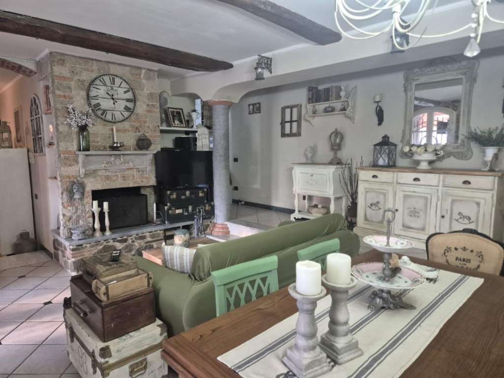 casa indipendente in vendita a Carrara in zona Fossola