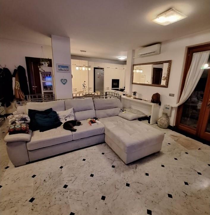 appartamento in vendita a Carrara in zona Marina di Carrara