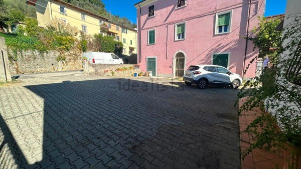 appartamento in vendita a Carrara in zona Fossola