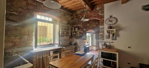 casa indipendente in vendita a Carrara in zona Stadio
