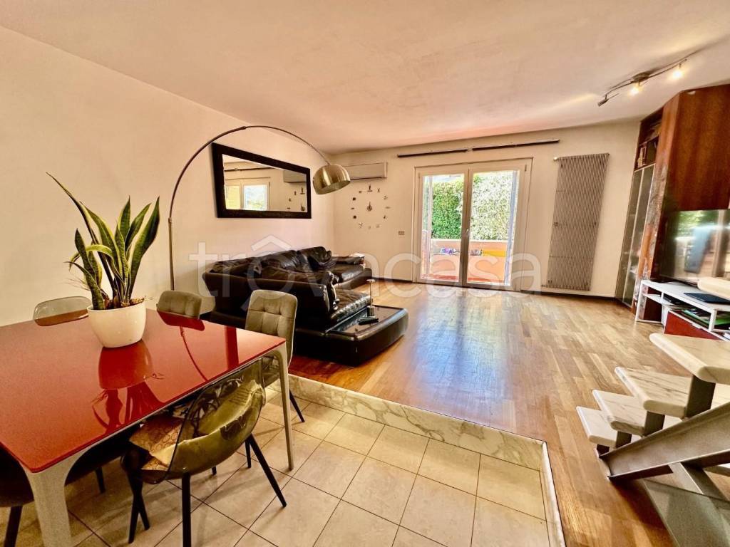 casa indipendente in vendita a Carrara in zona Avenza