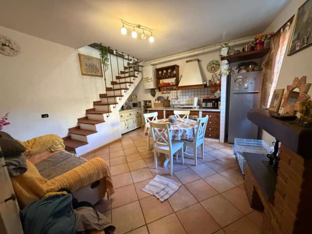 casa indipendente in vendita a Carrara in zona Avenza