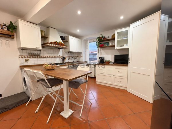 casa indipendente in vendita a Carrara in zona Avenza