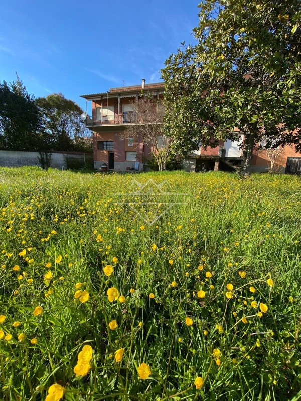 casa indipendente in vendita a Carrara in zona Marasio