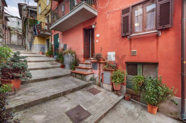 appartamento in vendita a Carrara in zona Castelpoggio