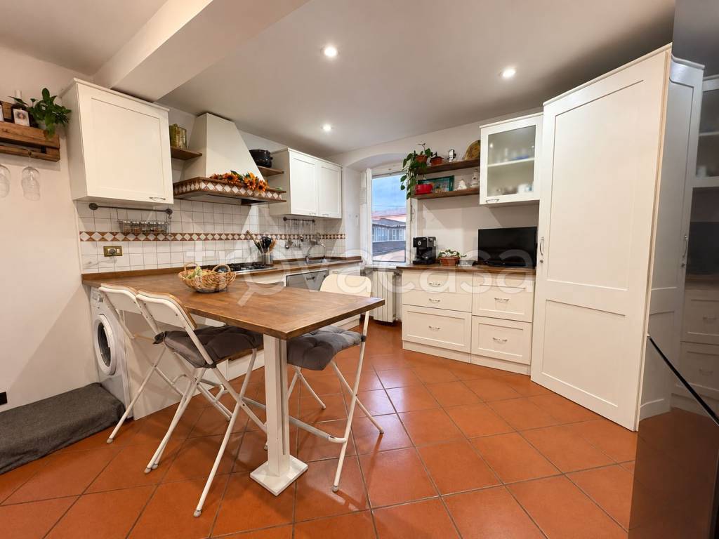 casa indipendente in vendita a Carrara in zona Avenza