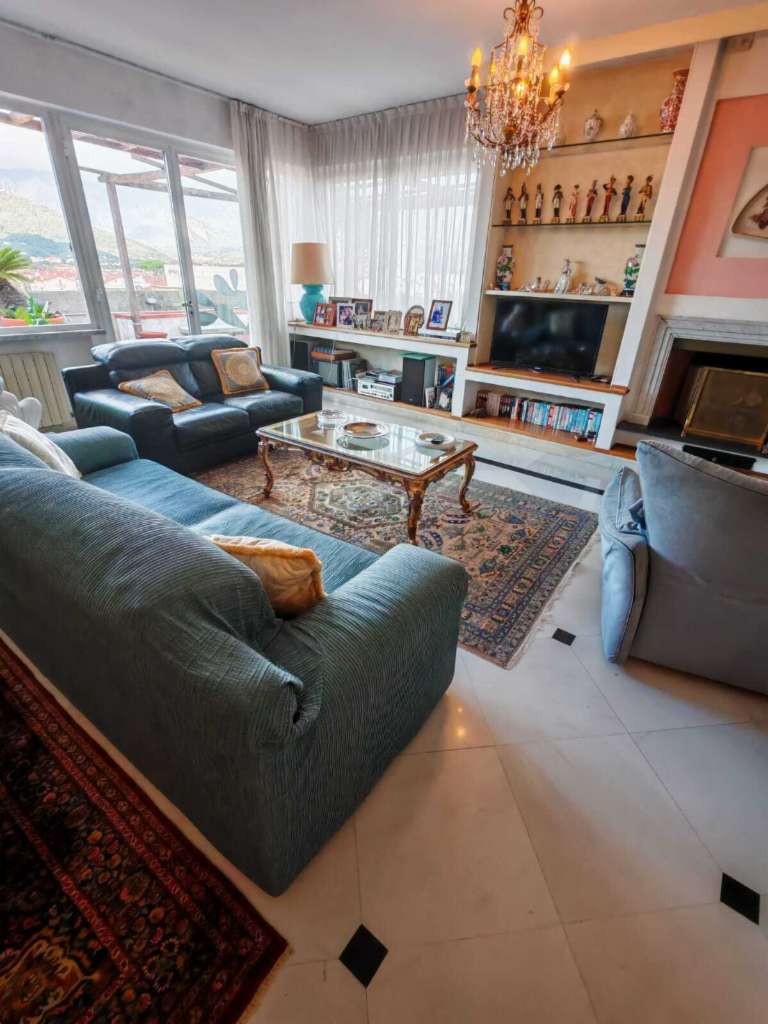 appartamento in vendita a Carrara in zona Marina di Carrara