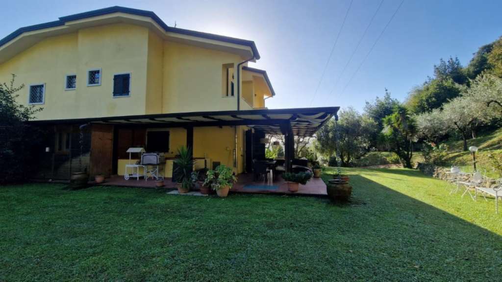 casa indipendente in vendita a Carrara in zona Fossola