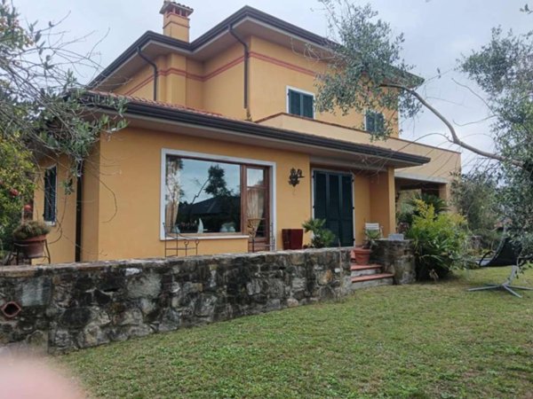 casa indipendente in vendita a Carrara in zona Fossone